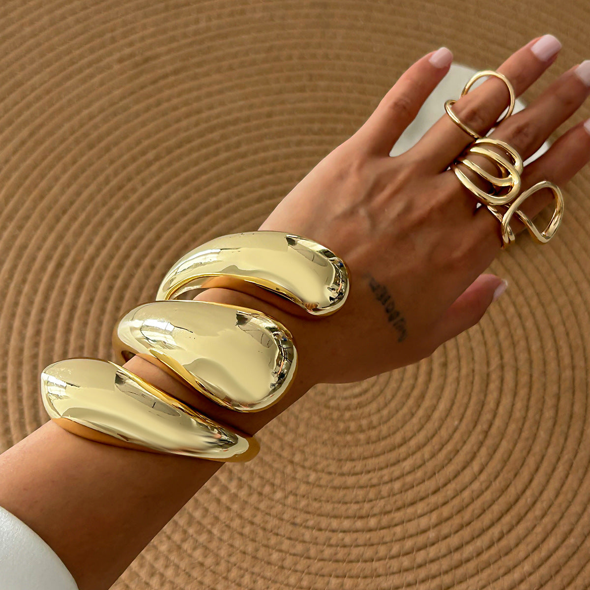 Bracciale avvolgente da donna a goccia d'acqua oversize con finitura in lega lucida e design galvanizzato resistente