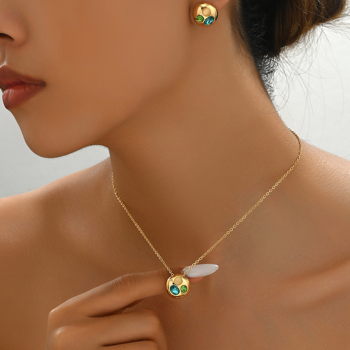 Elegante conjunto de collar y pendientes de cobre chapado en oro de 18 quilates con incrustaciones de diamantes de imitación para mujer
