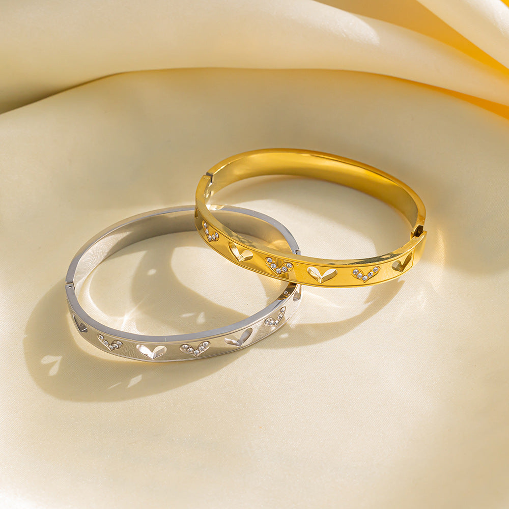 Luxury Heart-Shaped Titanium Steel Bracelet for Women with Rhinestone Inlay and Plated Finish