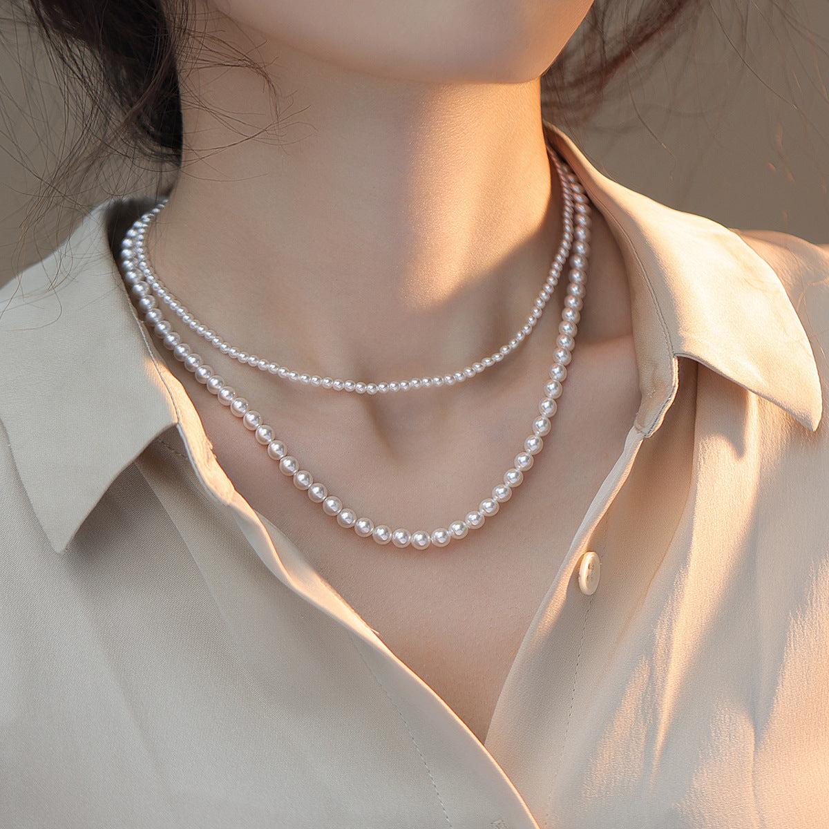 Elegante collar de clavícula de perlas barrocas para mujer con colgante de nácar, acabado chapado, cadena tipo O, textura ligera al agua, longitud corta