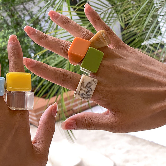 Anillo Cuadrado Geométrico Chic de Resina para Mujer con Acabado Pulido, Joyería de Estilo Dulce y Atrevido para Vacaciones