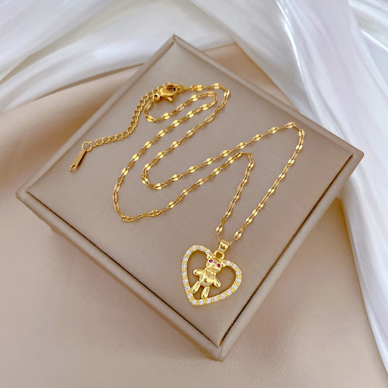 Collana Minimalista in Acciaio al Titanio a Forma di Cuore con Ciondolo Orsetto dagli Occhi Rossi e Intarsio Completo di Strass per Donne