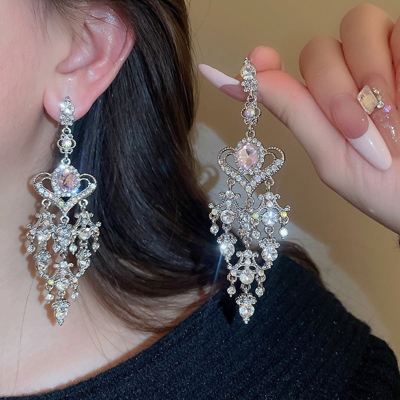 Orecchini a perno di lusso con lega geometrica irregolare e intarsio di strass, placcati argento, alla moda e versatili da donna