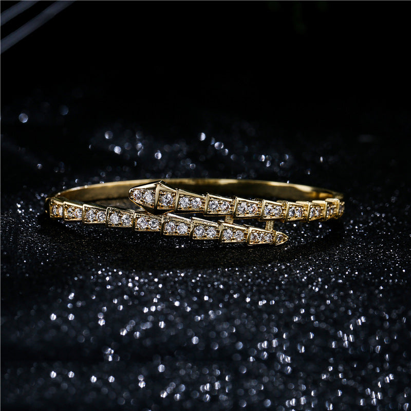 Bracciale in Rame a Forma di Serpente Geometrico con Placcatura in Oro 18K e Zirconi Micro-Incastonati da Donna