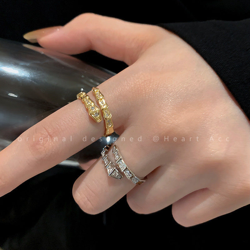 Anello da donna minimalista a serpente geometrico in acciaio al titanio con placcatura in oro e strass.