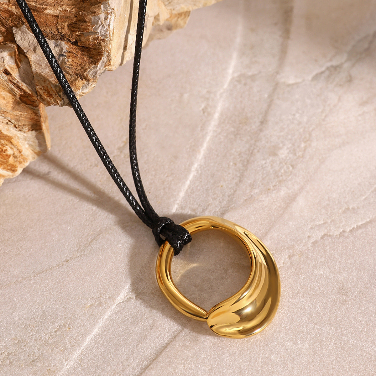 Collana con ciondolo geometrico cavo minimalista in acciaio inossidabile con pendente in acciaio al titanio e finitura placcata per donna