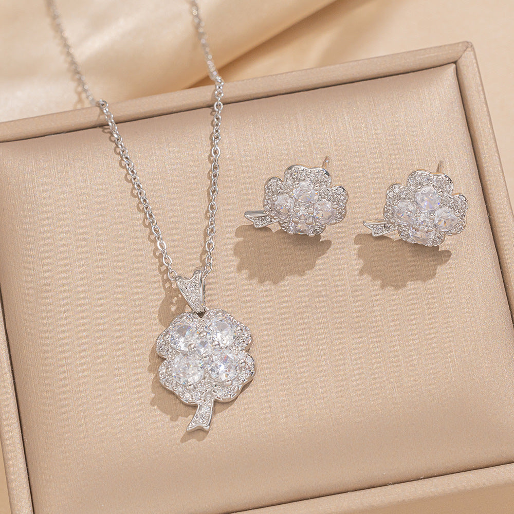 Elegante parure con orecchini a perno e collana a quadrifoglio in acciaio al titanio con intarsio di strass, gioielli minimalisti di lusso per donna