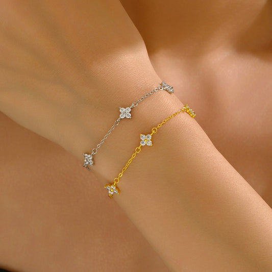 Pulsera Geométrica de Trébol de Cuatro Hojas con Incrustaciones de Diamantes de Imitación para Mujer en Cobre con Diseño Moderno y Versátil