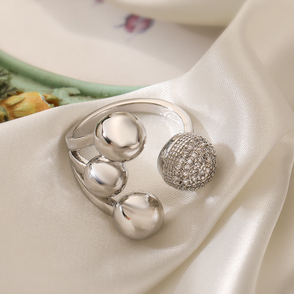 Anello aperto geometrico irregolare da donna in rame con placcatura in oro e intarsio di zirconi