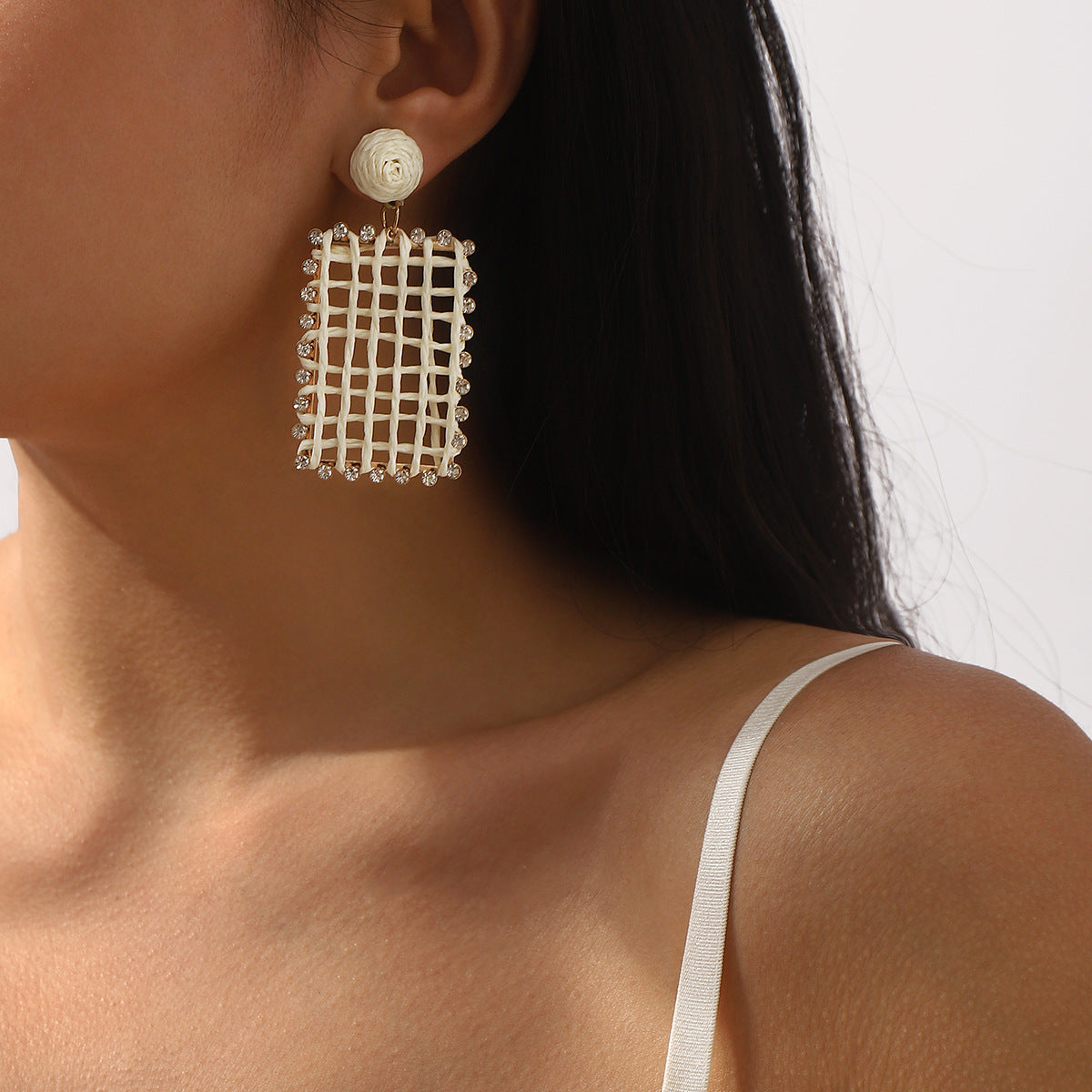 Orecchini in rafia intrecciata con ritagli geometrici da donna con dettagli in strass, stile fresco e minimalista per le vacanze