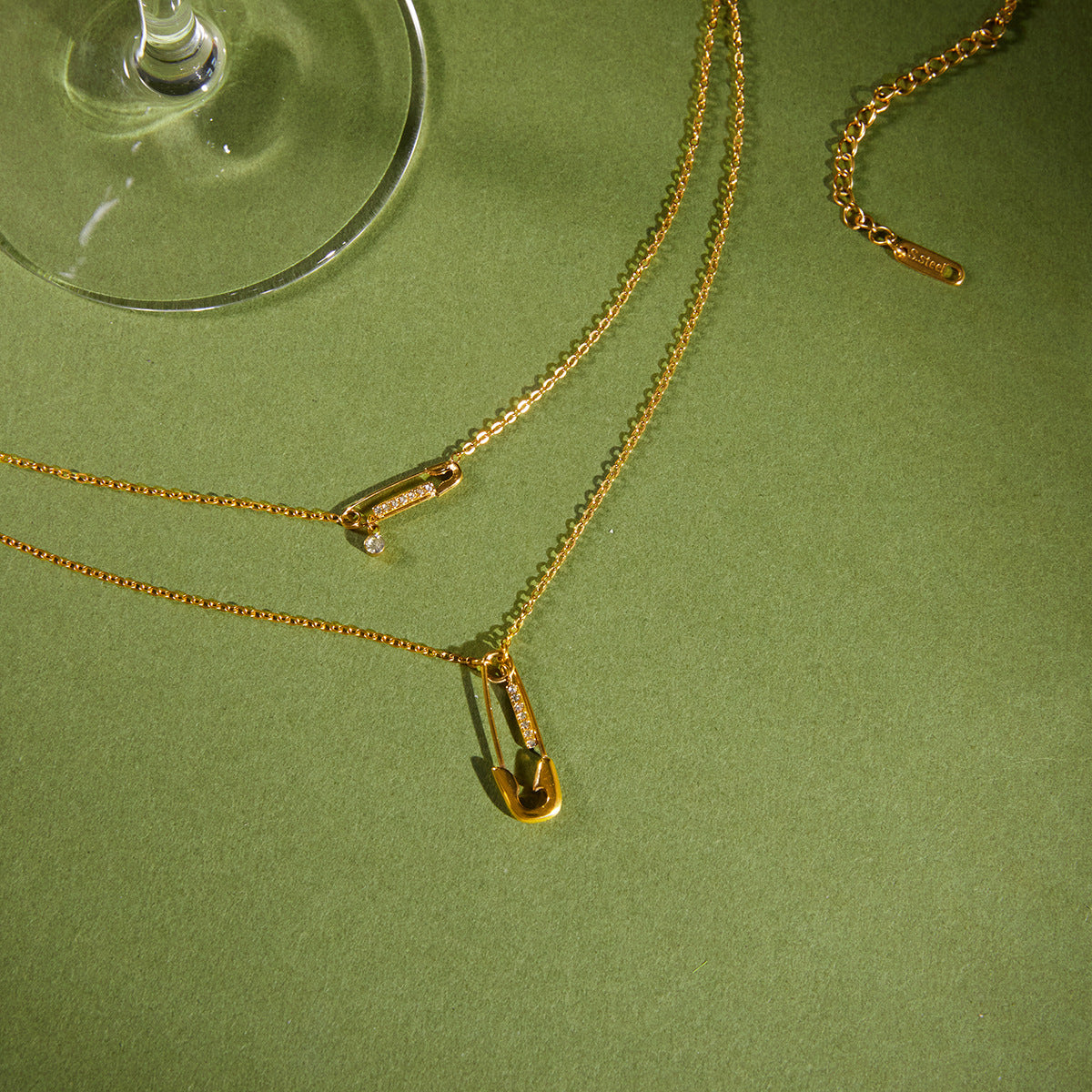 Collana da donna a doppio strato in acciaio inossidabile placcato PVD, con strass a spilla da balia geometrica minimalista