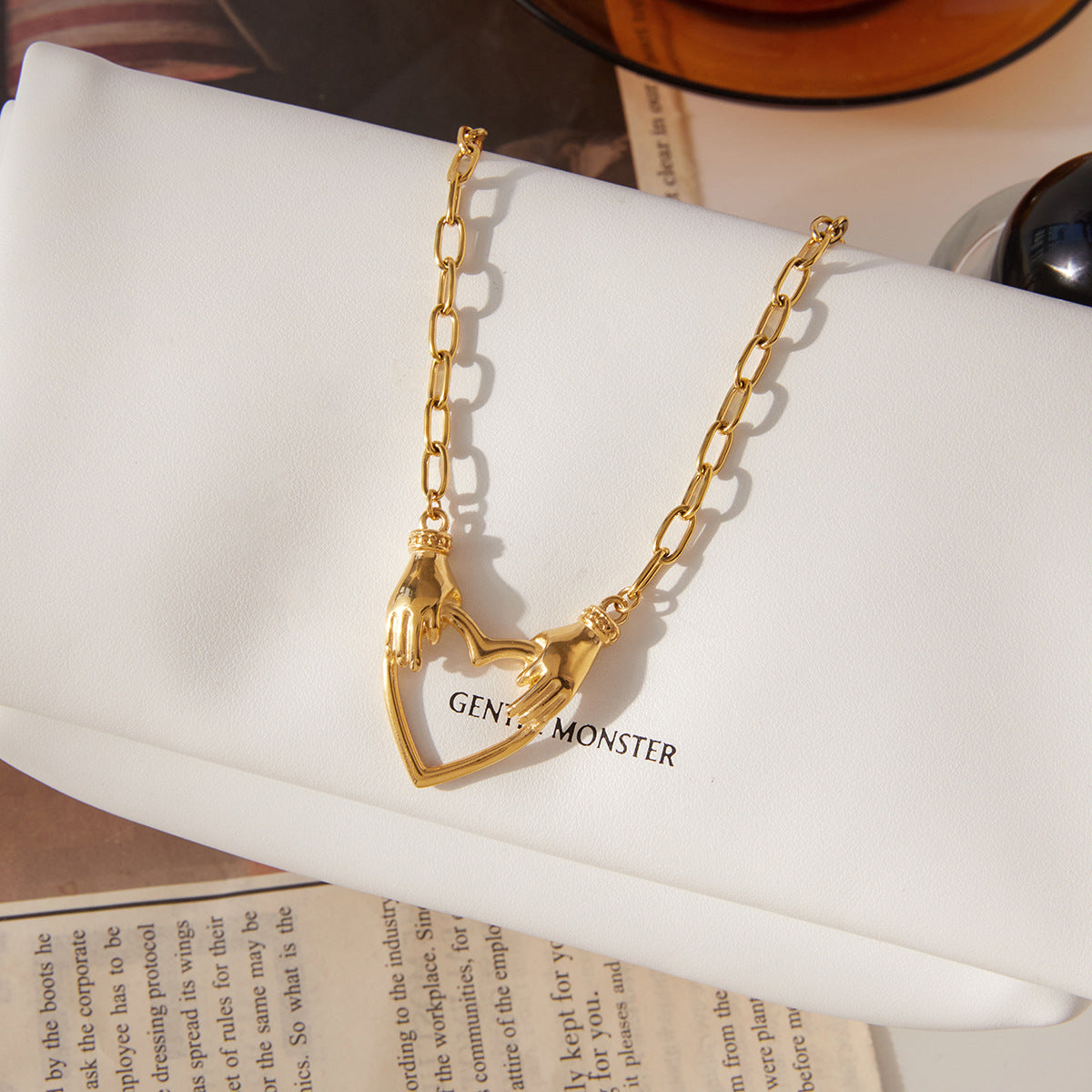 Collar para mujer de acero de titanio chapado en oro de 18 quilates con colgante de mano, diseño geométrico minimalista de lujo