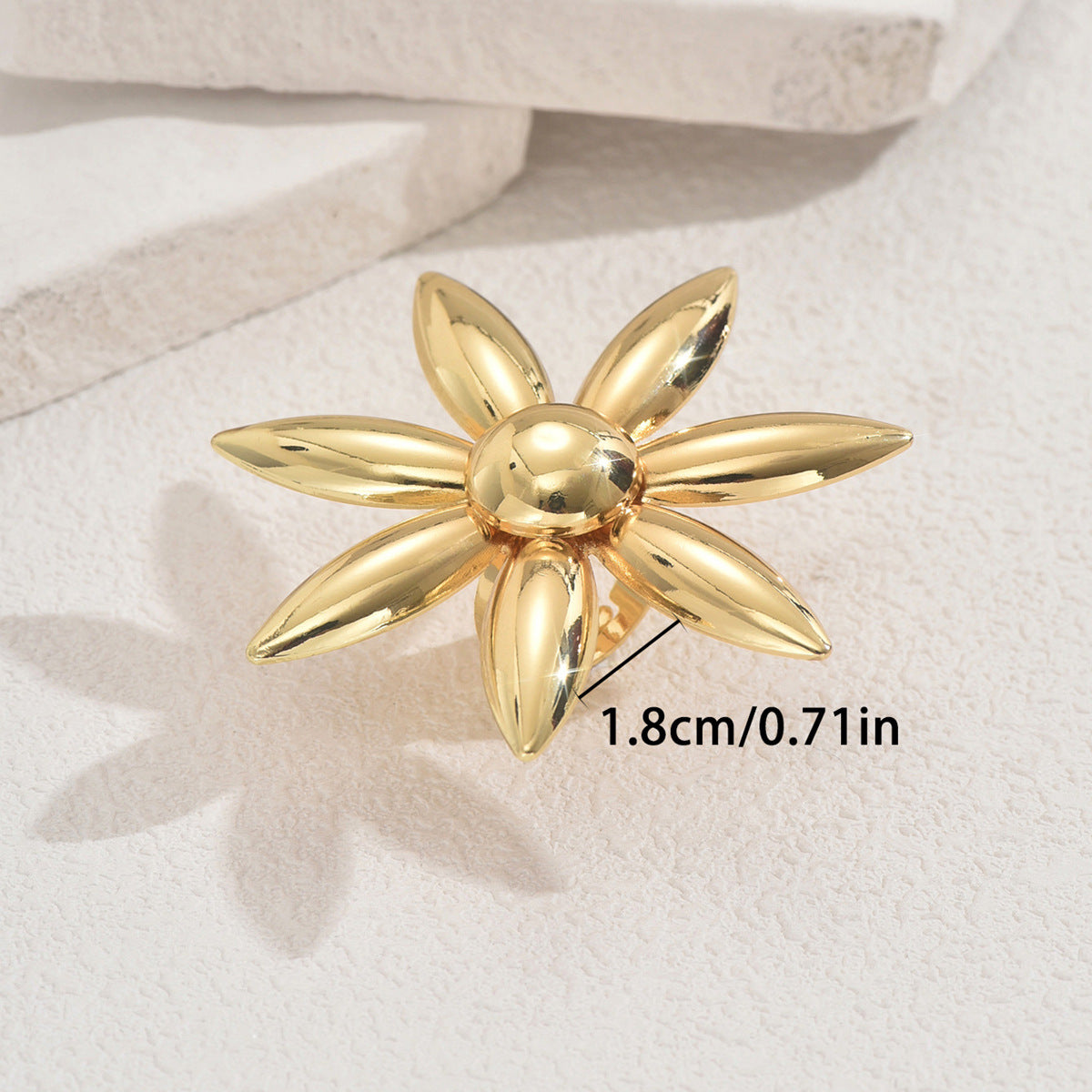 Anillo floral geométrico de mujer de moda en cobre con baño de oro, banda abierta ajustable para uso diario elegante