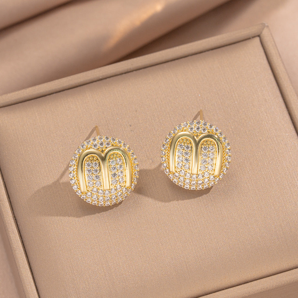 Pendientes de Tachuela Minimalistas de Lujo con Letra M en Latón Bañado en Oro de 18K y Circonitas para Mujer