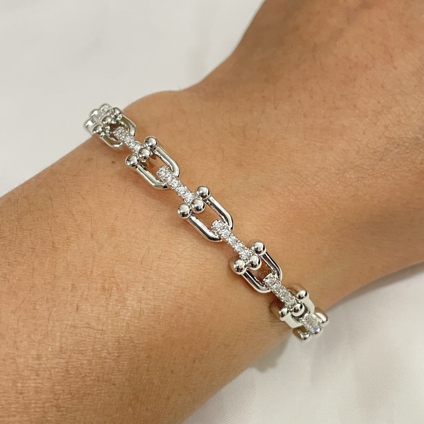 Bracciale a cerchio con fibbia a ferro di cavallo a U geometrica alla moda OL in rame placcato oro 18 carati con zirconi 3A da donna