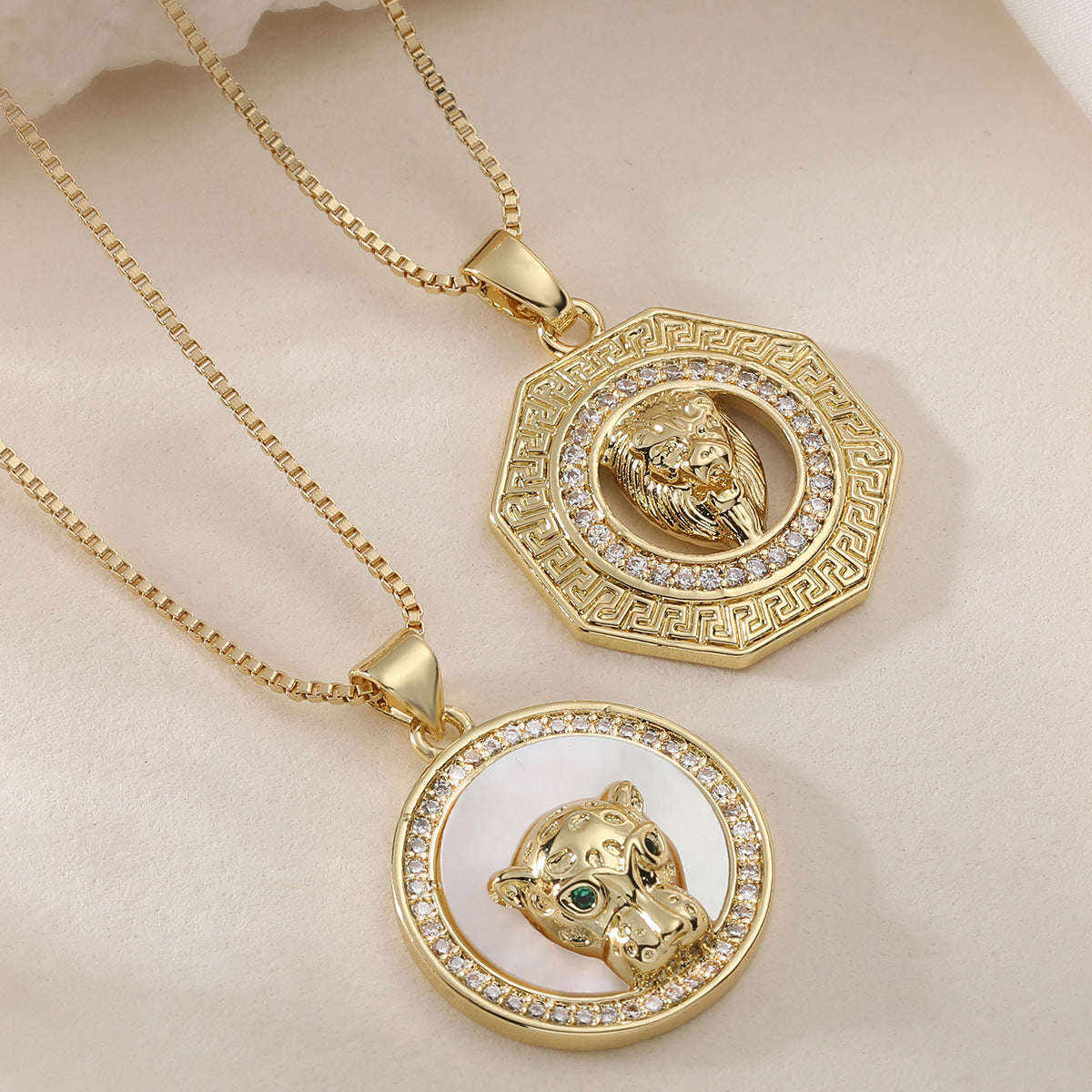 Hip-hop 18K Gold Plated Brass Round Leopard Head Pendant Necklace with Cubic Zirconia for Women