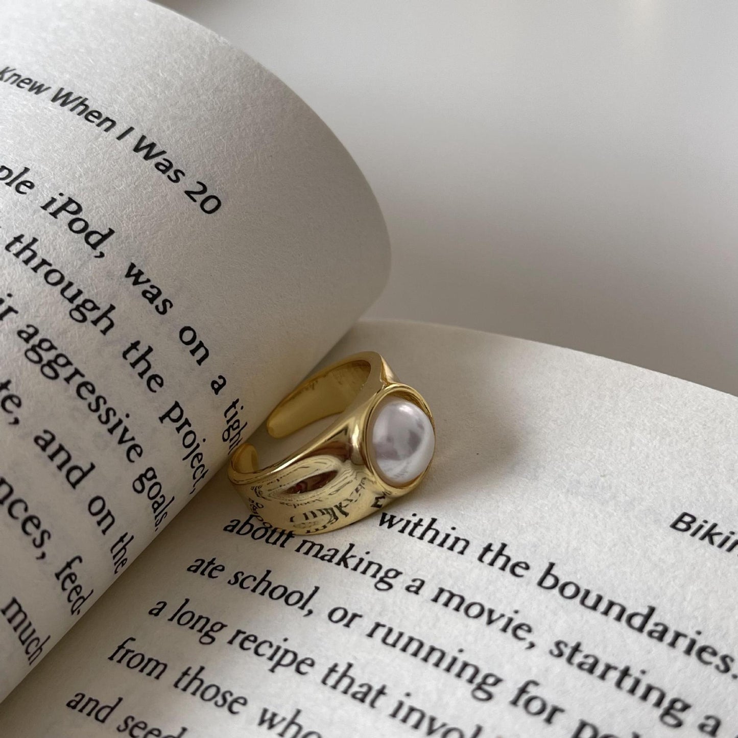 Minimalist Saturn-Shaped S925 Sterling Silver Ring with 18K Gold Plating and Cultured Pearl Inlay