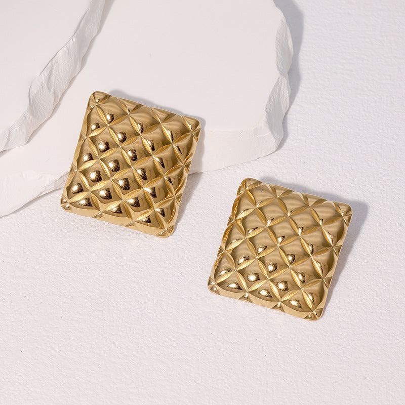 Orecchini da donna in acciaio al titanio placcati oro 18 carati con motivo trapuntato geometrico minimalista