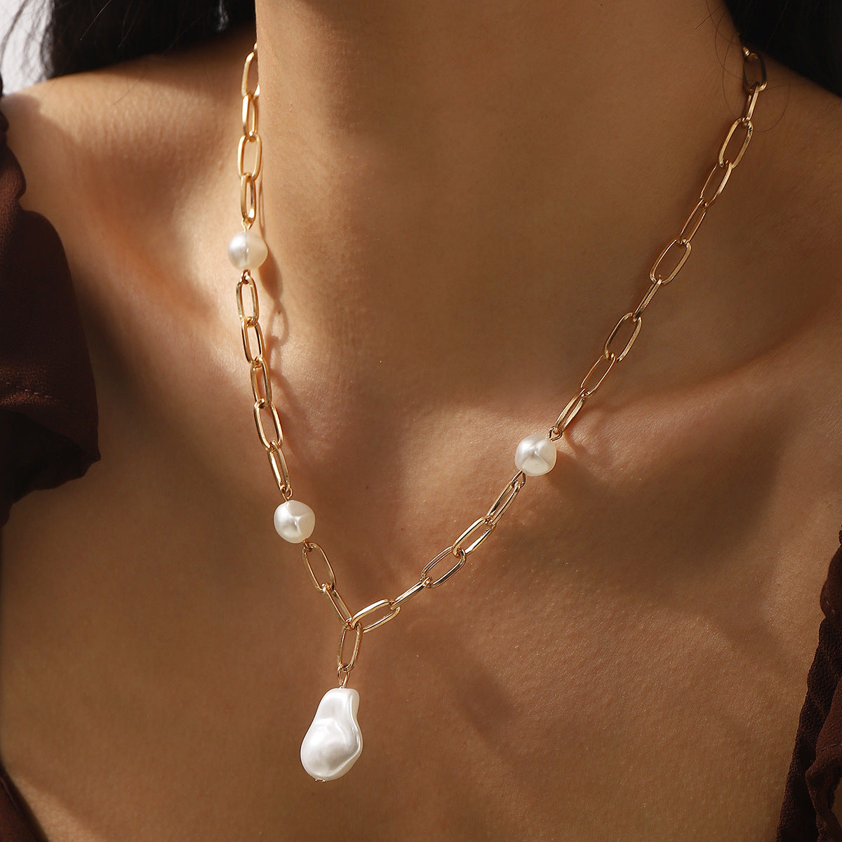 Collana Pendente Geometrica Minimalista con Base in Lega e Intarsio in Perla Finta, Catenina Clavicola in Acciaio al Titanio Placcato per Donne