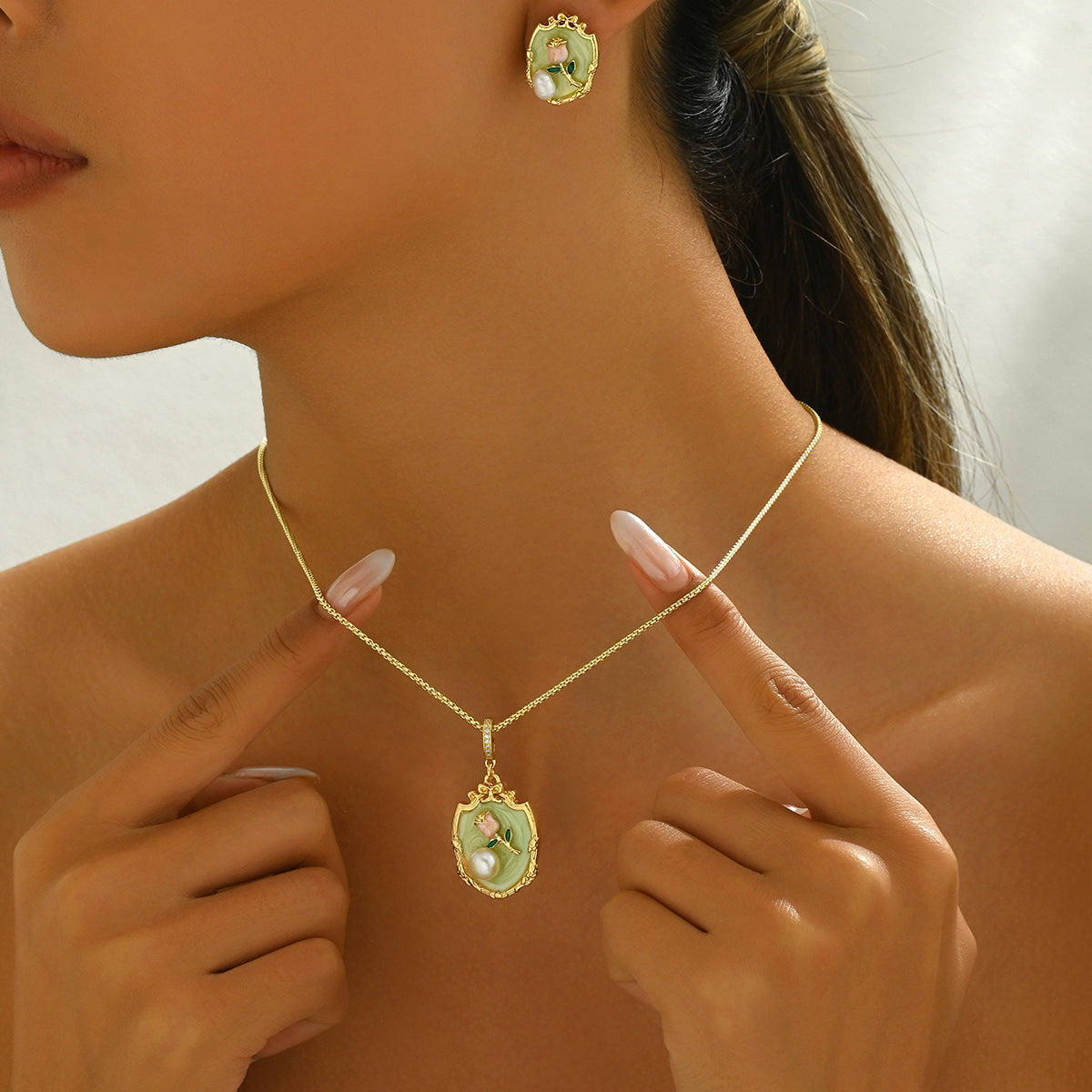 Juego de collar con colgante de rosa estilo floral y pendientes con detalles de esmalte e incrustaciones de perlas sobre base de cobre para mujer