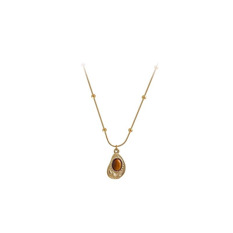 Collana da donna stile vintage in acciaio al titanio placcato oro con pendente irregolare geometrico in ambra, catena per clavicola