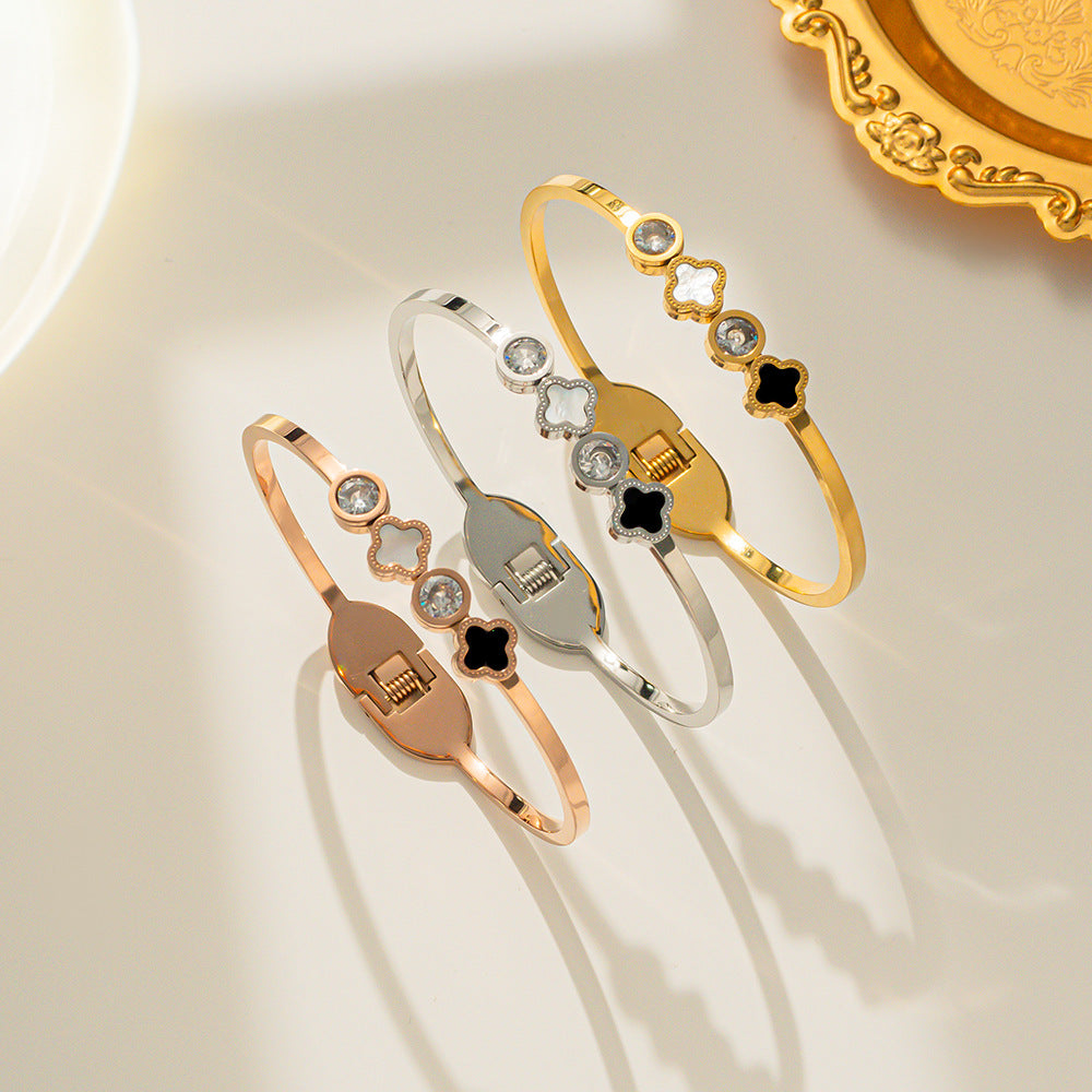 Bracciale alla moda da donna in titanio placcato a forma di trifoglio