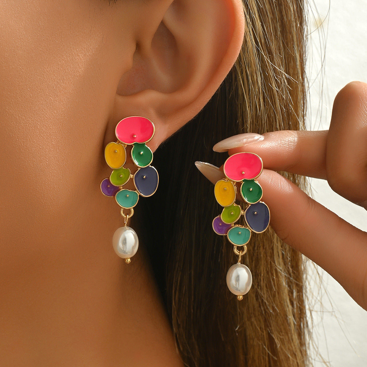 Orecchini a forma di fiore alla moda in rame con intarsio di perle per donne, design a petalo smaltato, perno in acciaio inossidabile