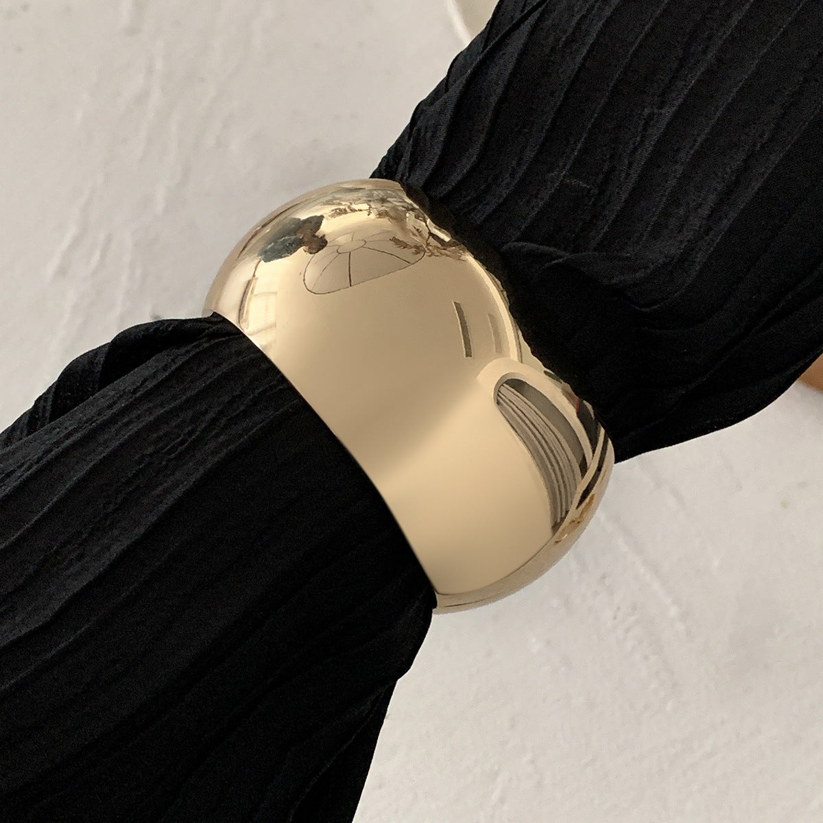 Pulsera de metal ancha ondulada irregular exagerada con diseño de muelle pulido y líneas geométricas
