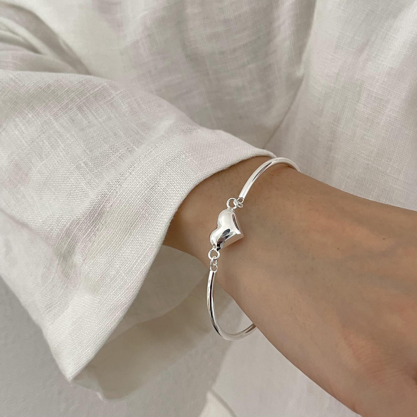 Minimalist Heart-Shaped S925 Sterling Silver Bracelet with Plated Finish for Women