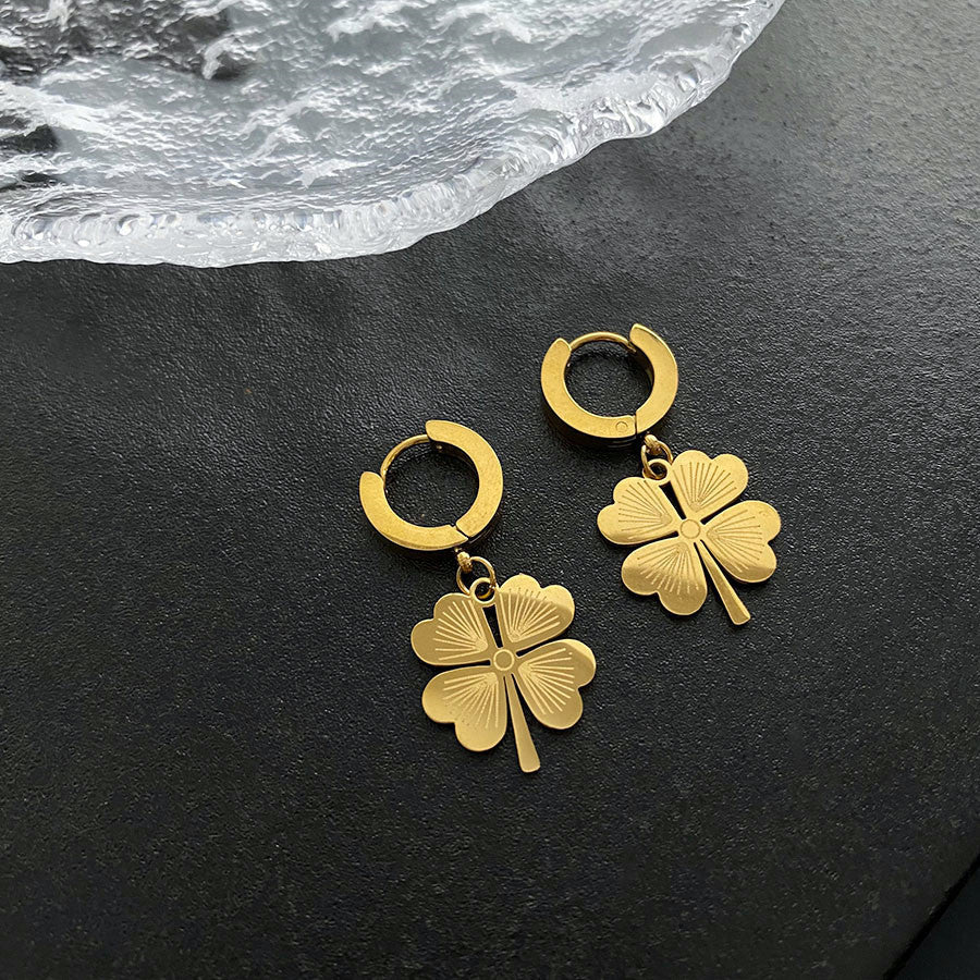Collar con colgante minimalista de acero de titanio en forma de corazón con incrustaciones de oro para mujer