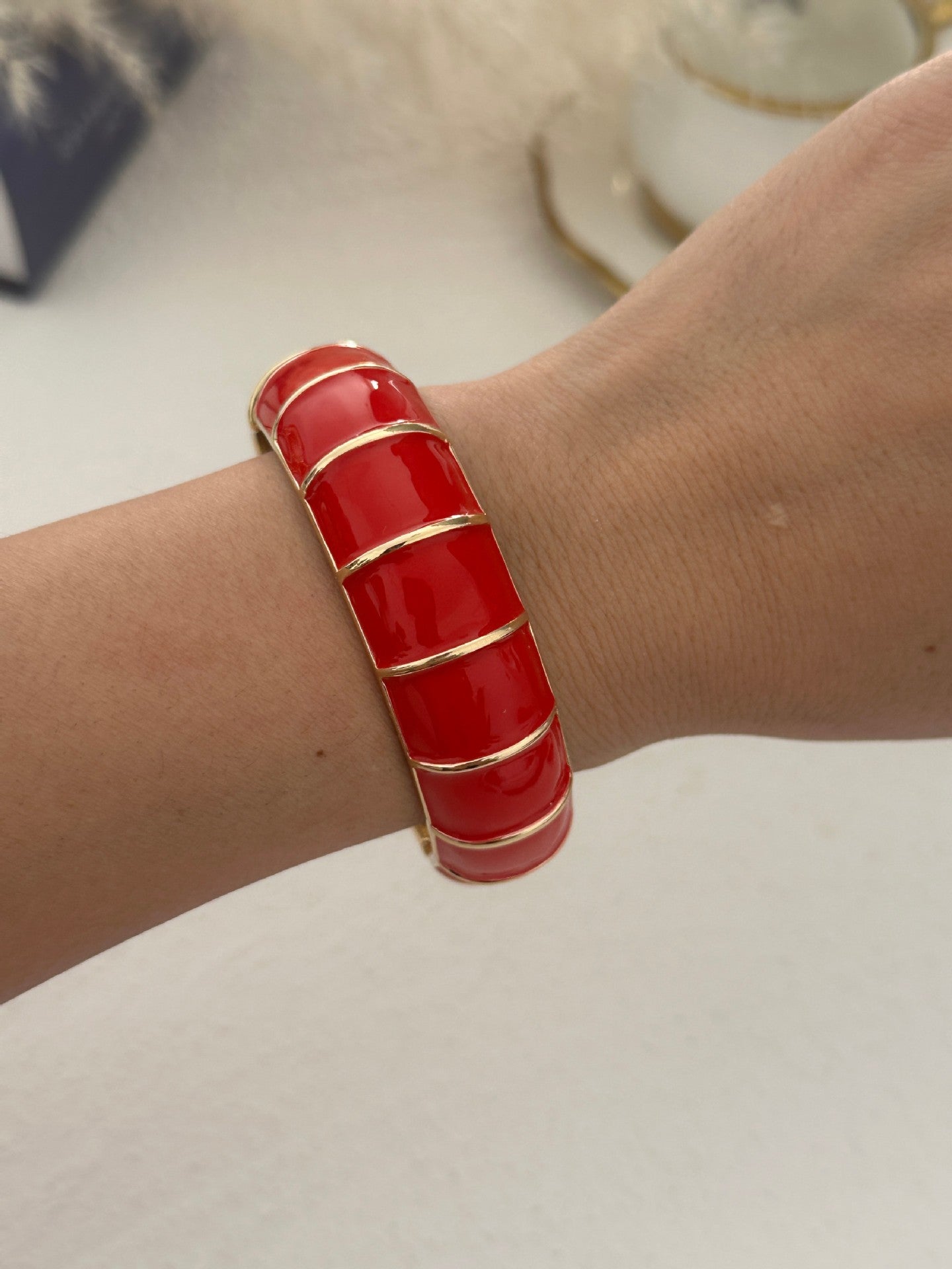 Bracciale in lega geometrico con smalto rosso lussuoso ed elegante