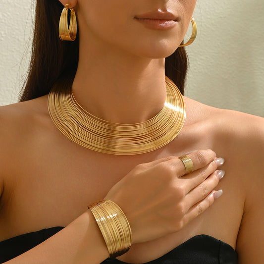 Conjunto de collar de metal multicapa con diseño de líneas geométricas, pulsera ajustable y pendientes para mujer