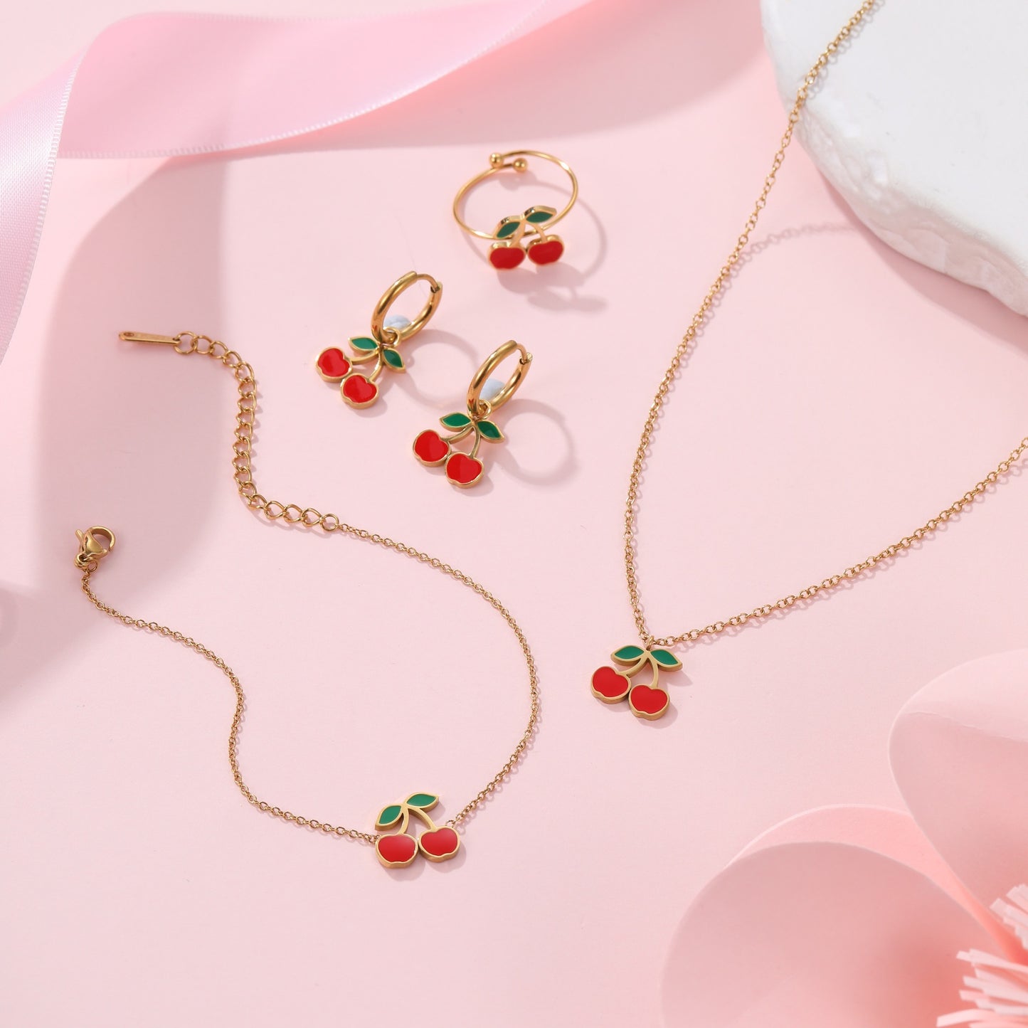 Collar de acero inoxidable con colgante de cereza a la moda y acabado chapado para mujer