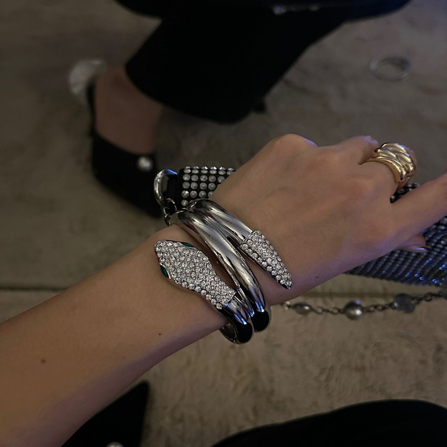 Bracciale in lega a forma di serpente con strass intarsiati stile Hip-hop