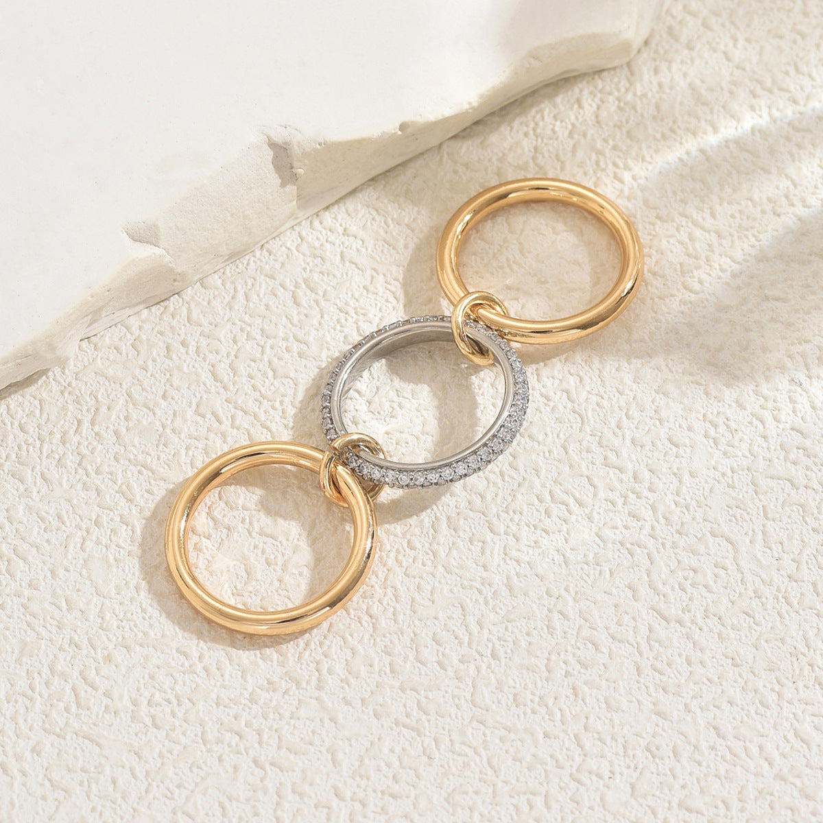 Set di anelli da donna impilabili in rame con intarsio di strass, stile geometrico e lusso discreto, per un look quotidiano