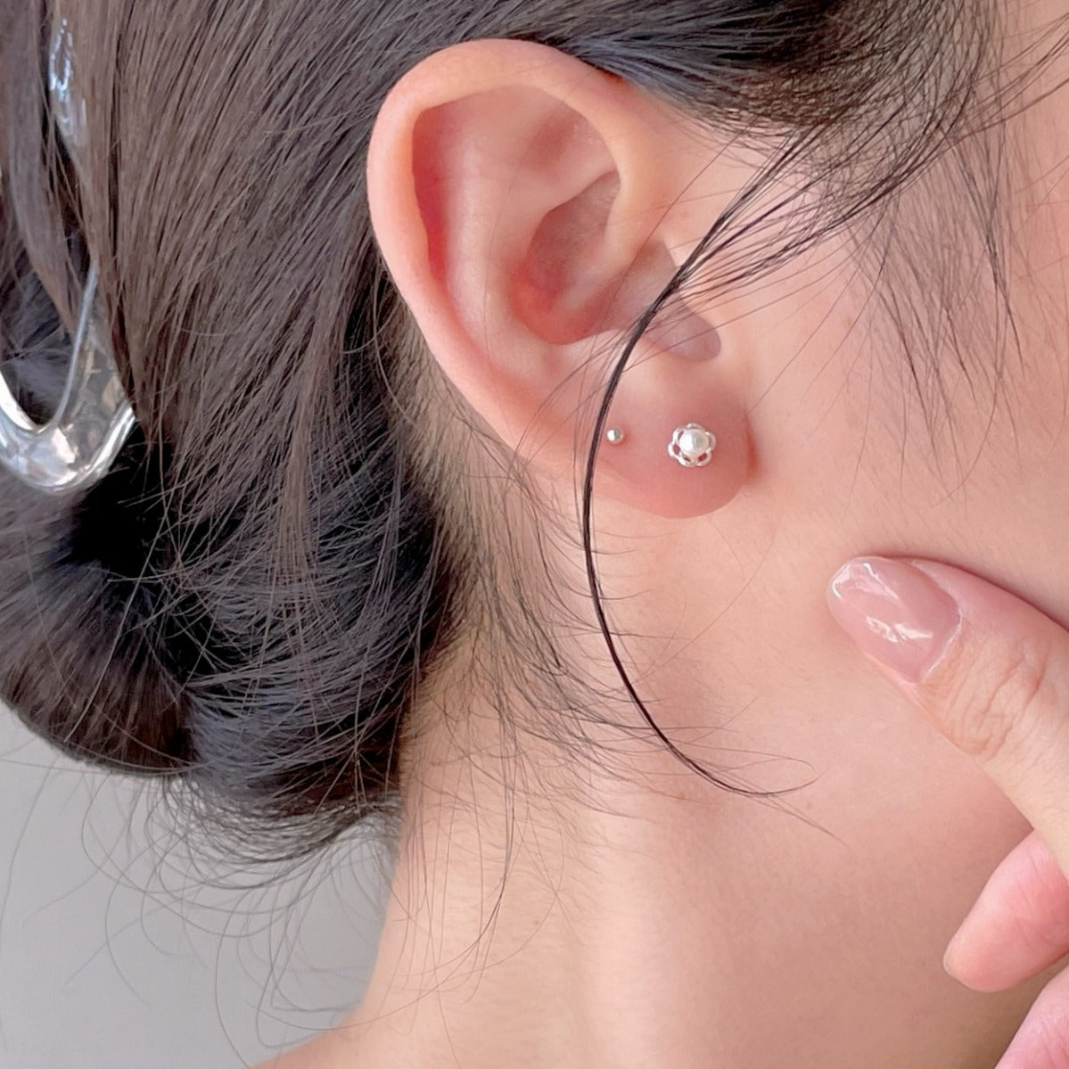 Minimalist Pearl Flower Stud Earrings in 925 Sterling Silver with Gold Plating
