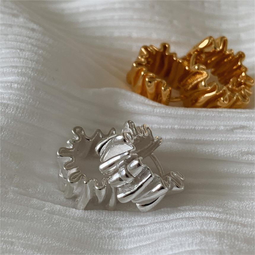 Pendientes de Plata de Ley 925 con Textura Geométrica Plegada Minimalista y Acabado Bañado