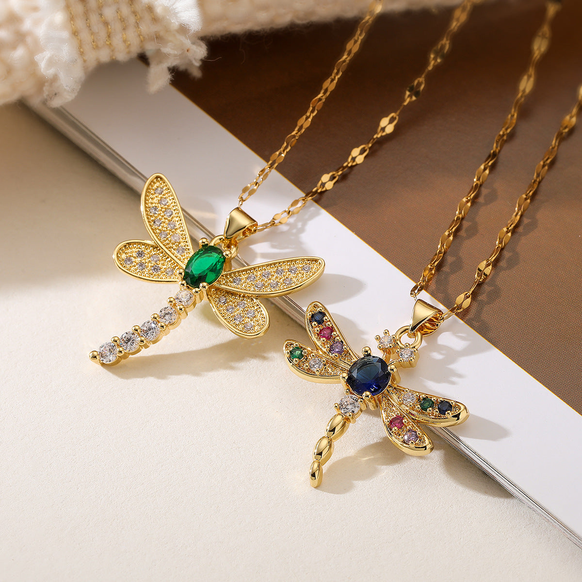 Collana pendente a libellula minimalista da donna in rame con placcatura in oro vero e intarsio di zirconi