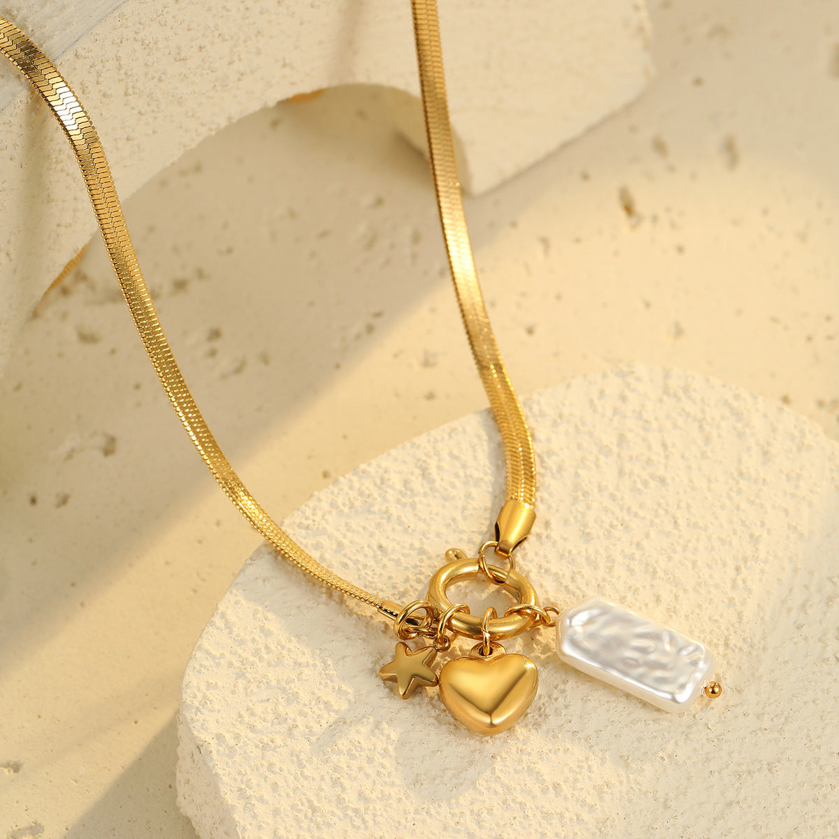 Collana da donna alla moda con ciondolo a cuore in acciaio inossidabile placcato