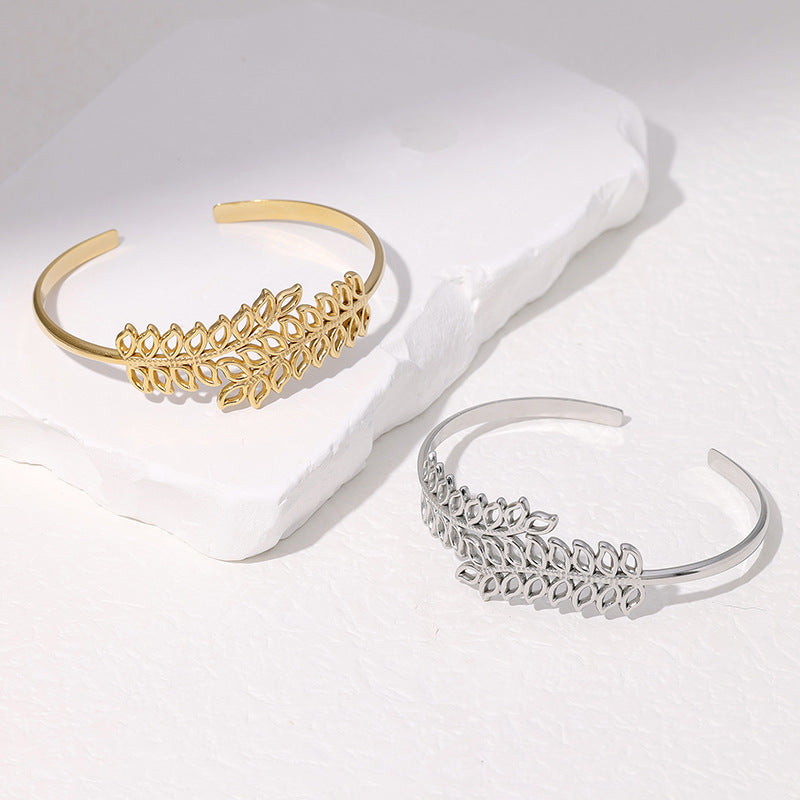 Bracciale da donna in acciaio inossidabile a forma di foglia minimalista con design a traforo e finitura placcata