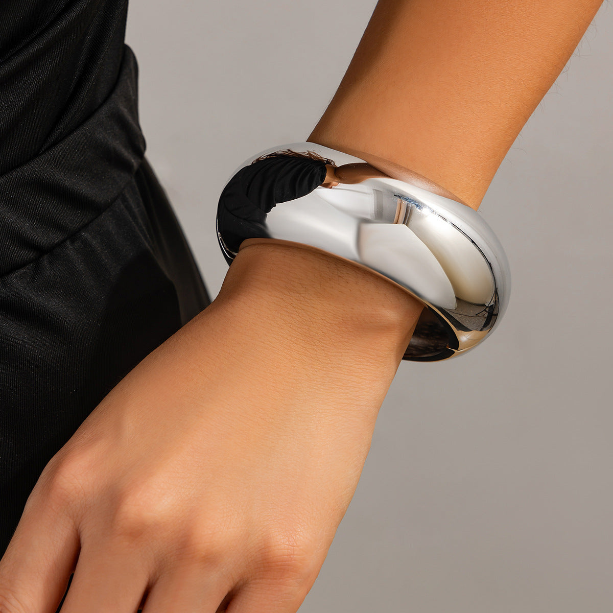 Pulsera de metal ancha ondulada irregular exagerada con diseño de muelle pulido y líneas geométricas