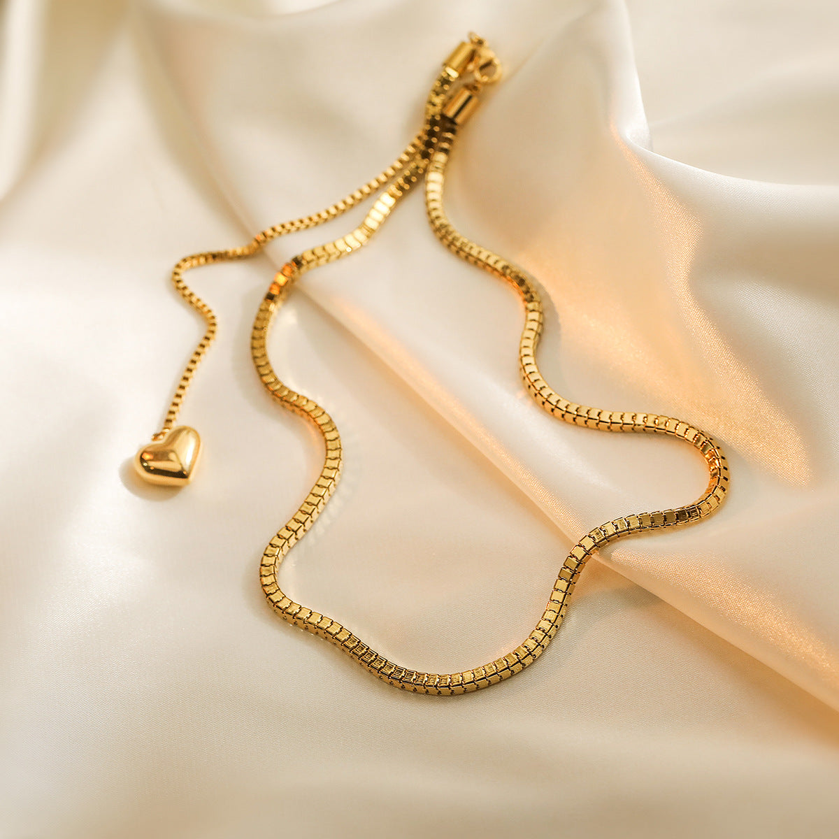 Collana con ciondolo a cuore minimalista in acciaio al titanio placcato oro 18K da donna