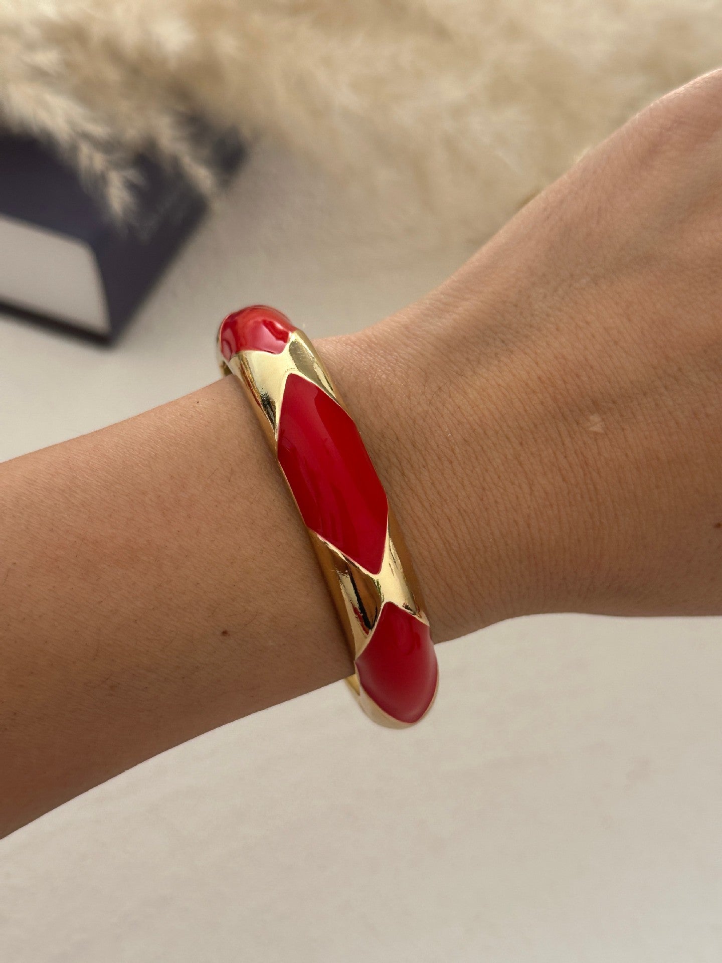 Bracciale in lega geometrico con smalto rosso lussuoso ed elegante