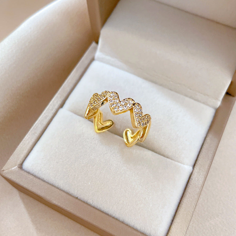 Anillo minimalista de corazón abierto para mujer en latón con baño de oro, anillo de lujo ligero con delicado detalle incrustado