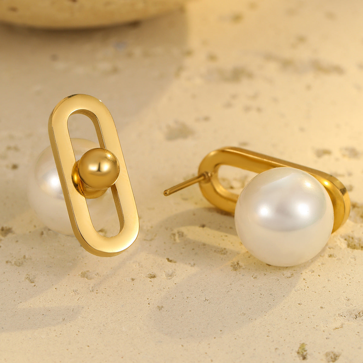 Orecchini da donna minimalistici tono freddo con perle simulate, perni geometrici in acciaio inossidabile