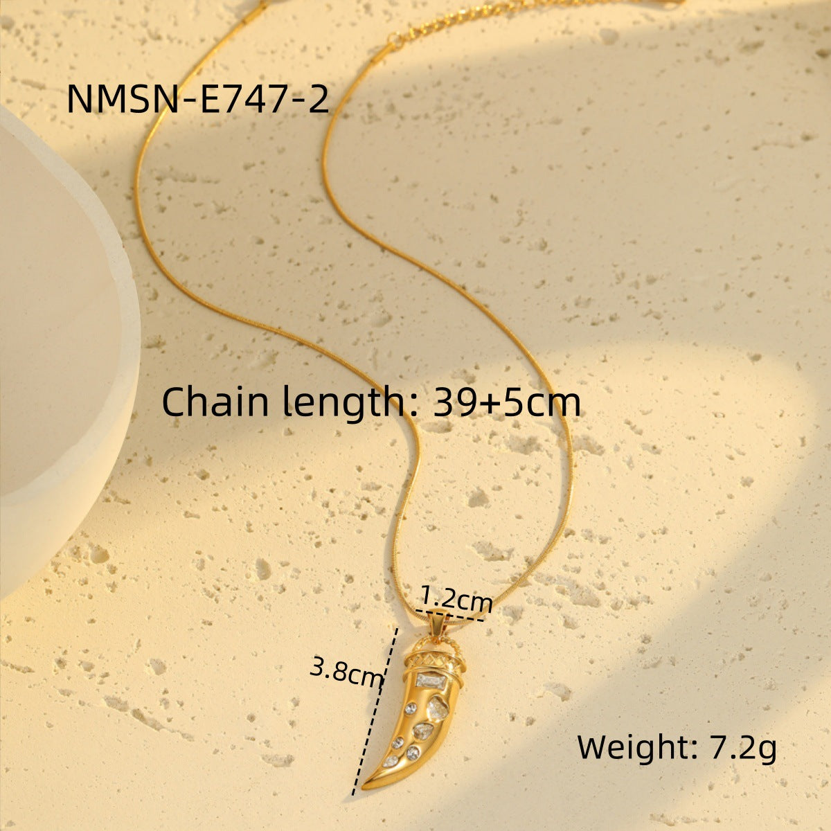 Collana con ciondolo a corno geometrico alla moda in acciaio inossidabile con intarsio di zirconi colorati da donna, catena ipoallergenica placcata per clavicola