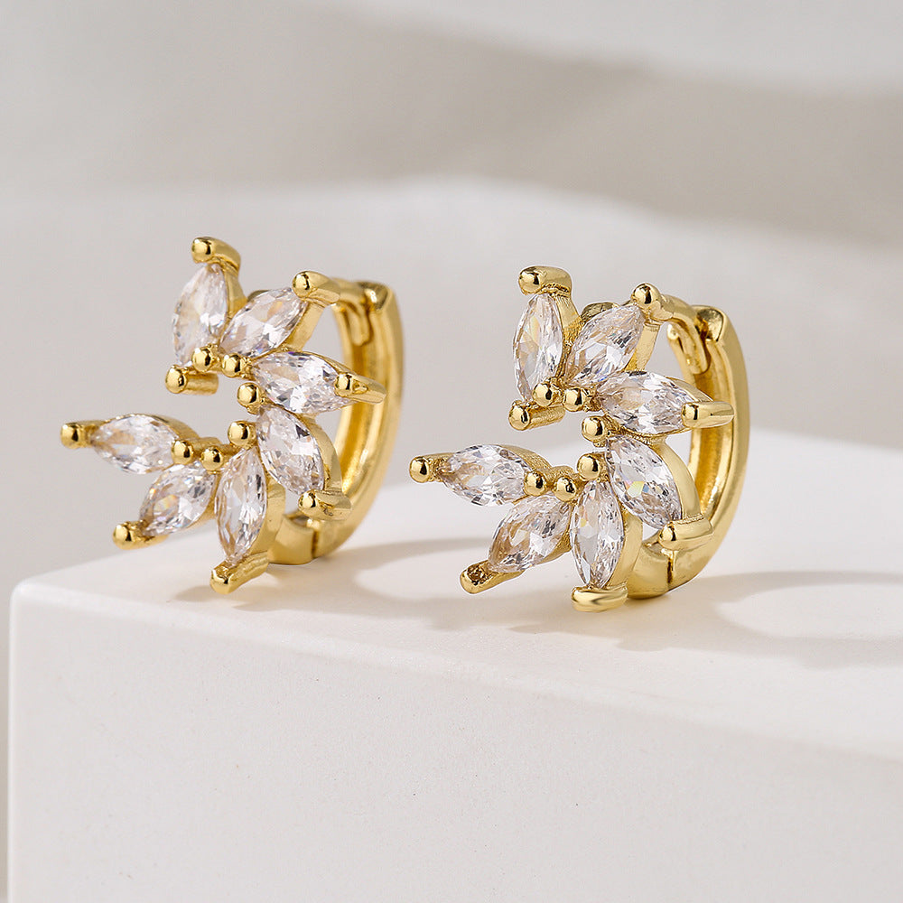 Orecchini da donna geometrici in rame con placcatura in oro e zirconi micro-pavé, design minimalista di lusso