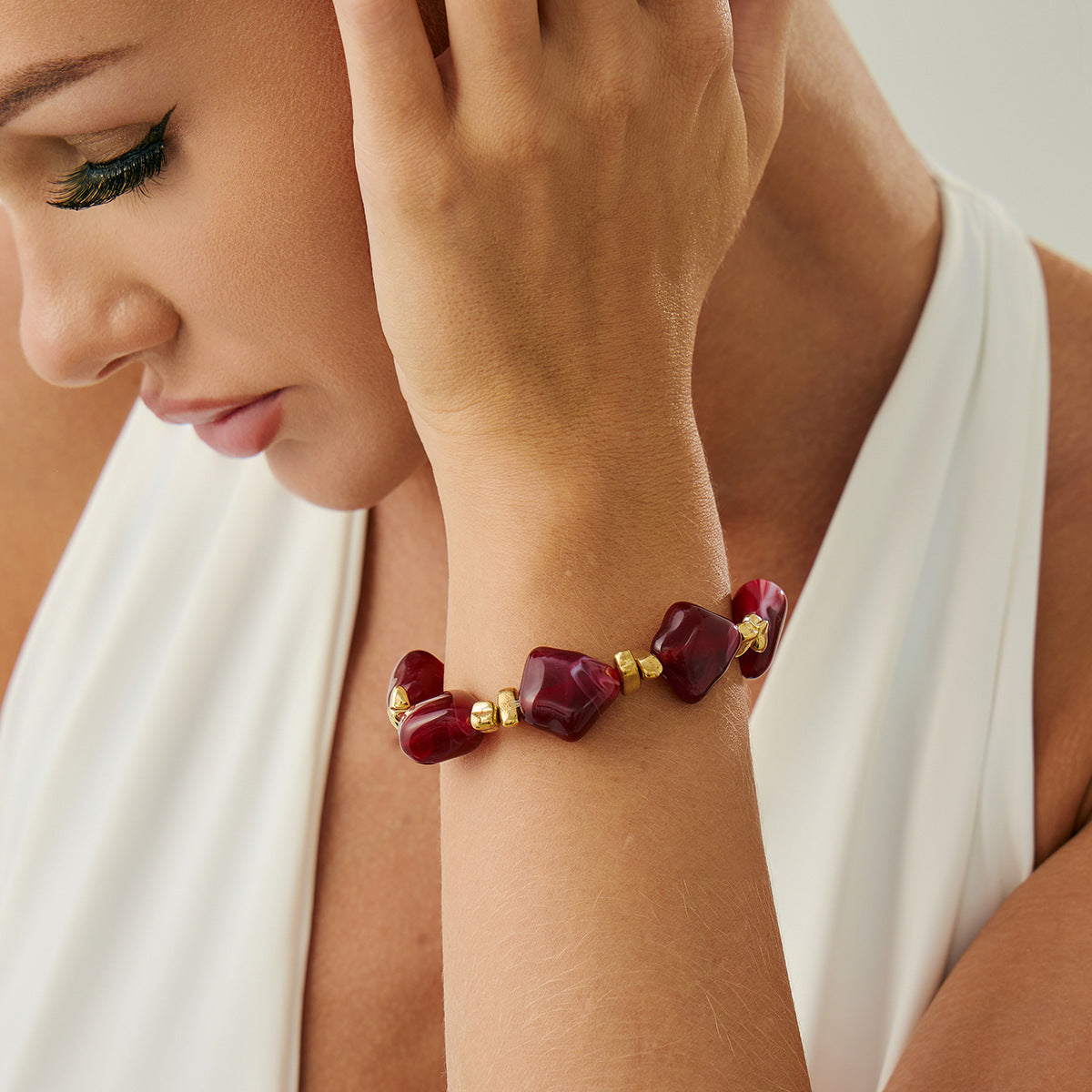 Collana girocollo da donna in resina, geometrica minimalista irregolare, con finitura placcata