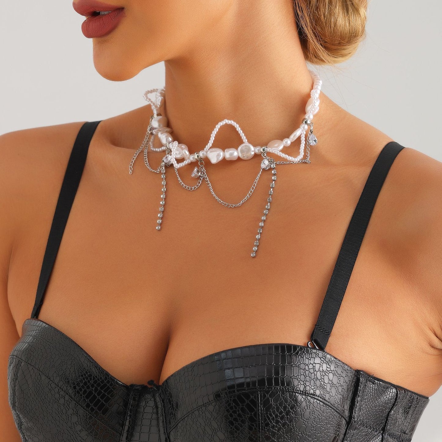 Edgy Minimalist Geometric Imitation Pearl Necklace with Rhinestone Accents for Women