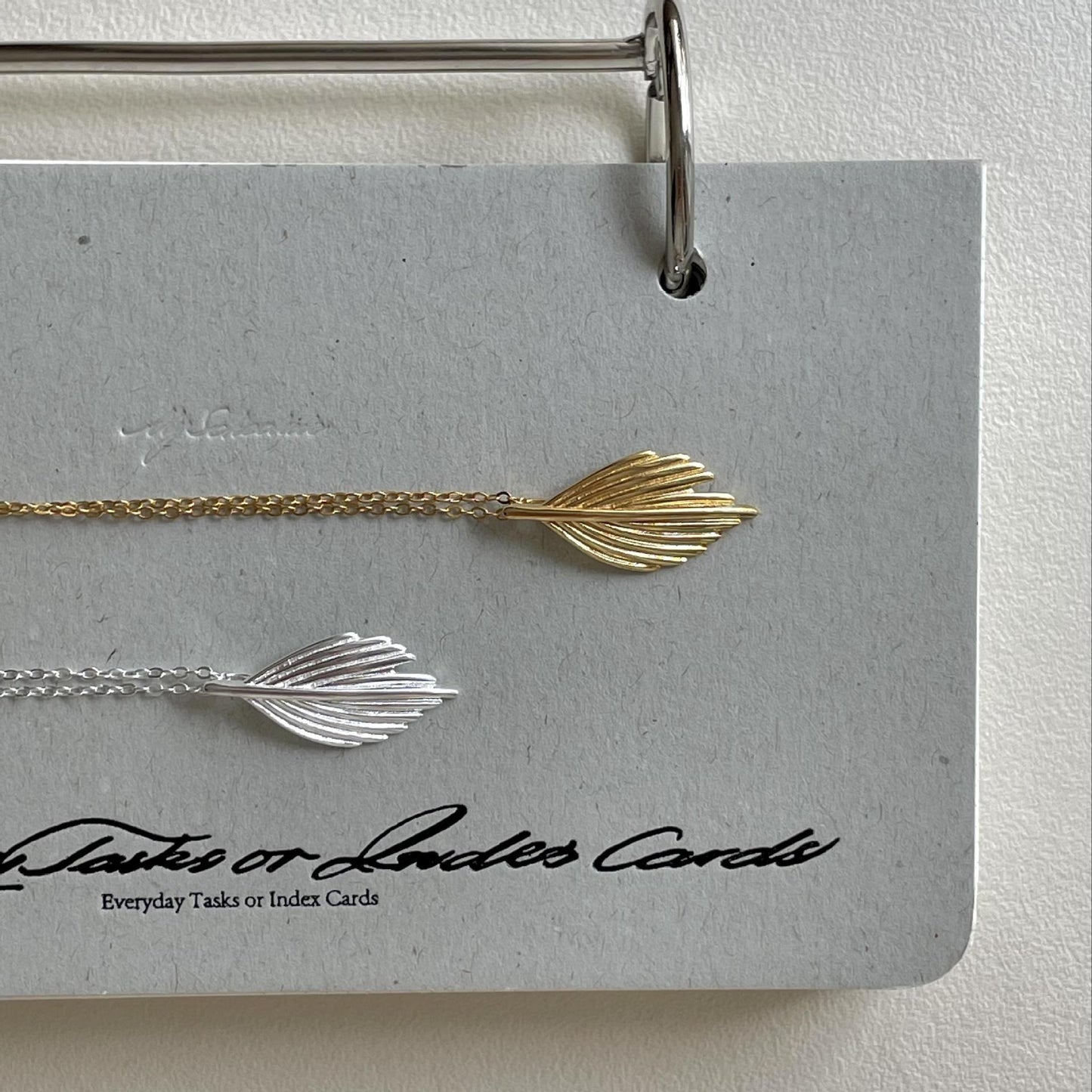 Collana con ciondolo a foglia minimalista in argento sterling 925 con strass su catena a croce